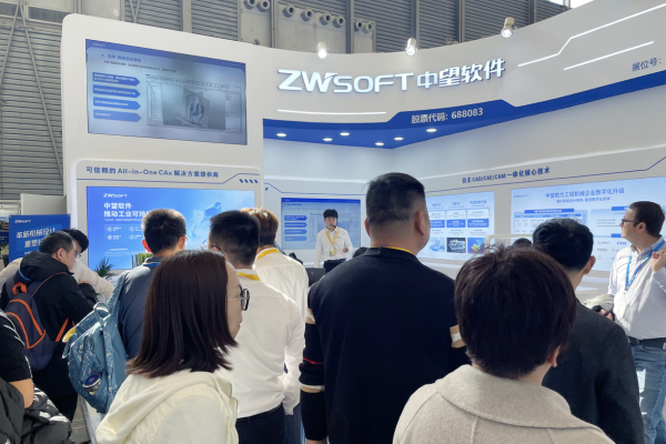榄嫣科技展位挤满参观与交流的观众