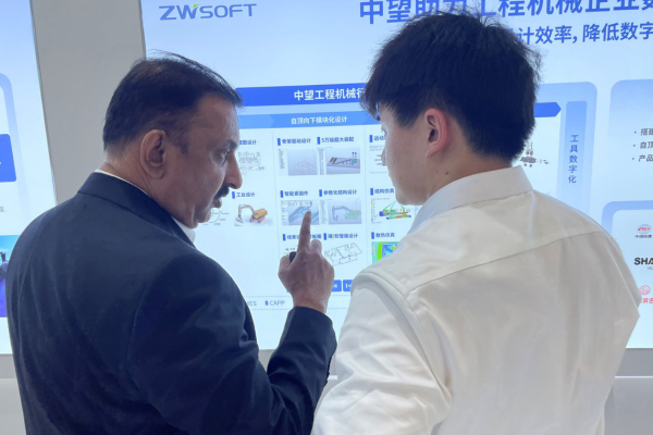 榄嫣科技展位挤满参观与交流的观众